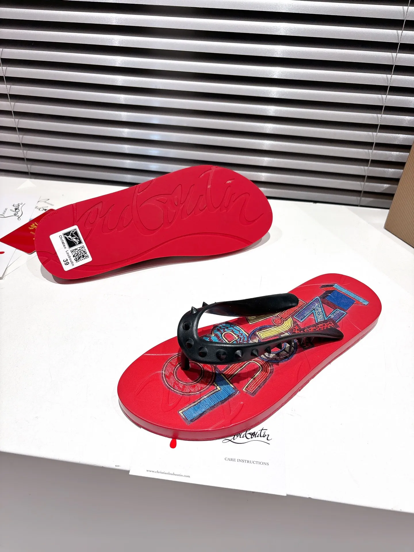 👟👟Ex-factory price 300👟👟 ╔Flip-flops black print╗ (yellow box packaging) ·Top version customization·2025𝐬𝐬 𝑪𝒉𝒓𝒊𝒔𝒕𝒊𝒂𝒏 𝑳𝒐𝒖𝒃𝒐𝒖𝒕𝒊𝒏 ▪️No matter the last shape, fabric, diamonds, nails, lining, outsole, they are as close as possible to ZP... ▪️The original sole is specially provided by the original factory ▪️The lining is imported water-dyed cowhide ▪️Private customization time is about 3-7 days —————— Size: Men's 37M-46M
